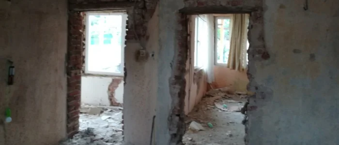 Събаряне на стара мазилка